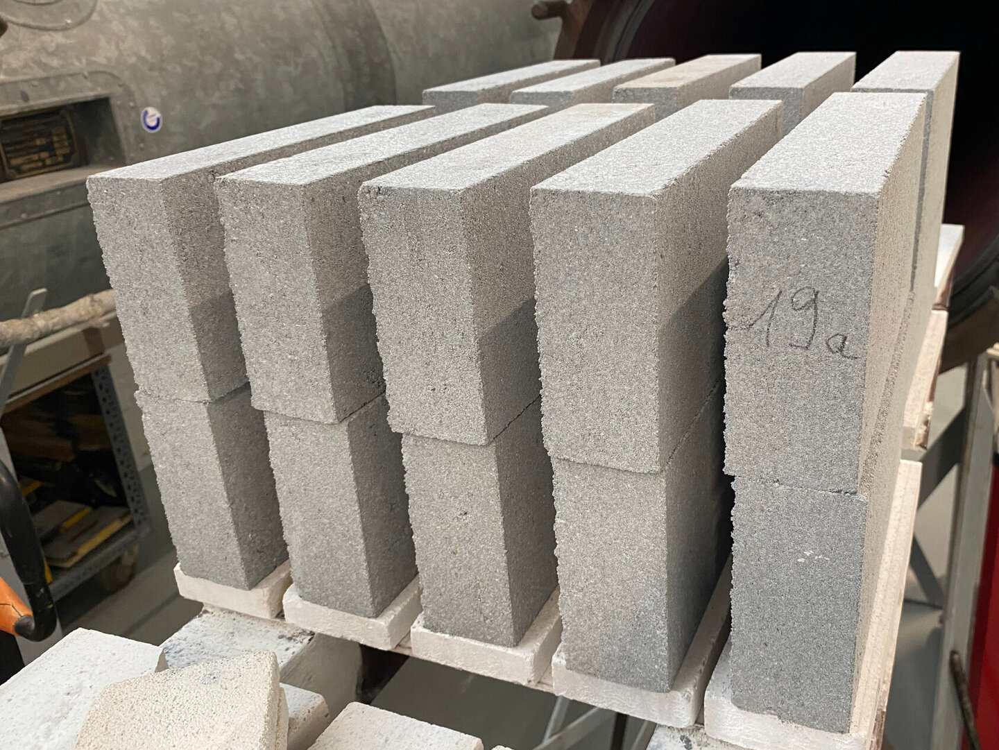 Serien an Kalksandsteinen, die unter Verwendung von metallurgischen Schlacken erzeugt wurden. 