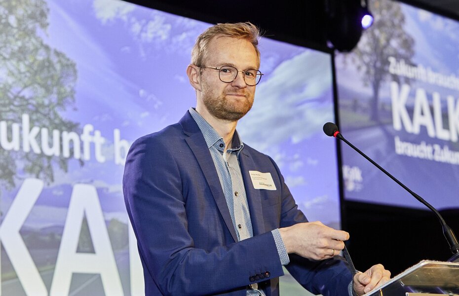 Philip Nuyken, Bundesverband Kalkindustrie, am Podium