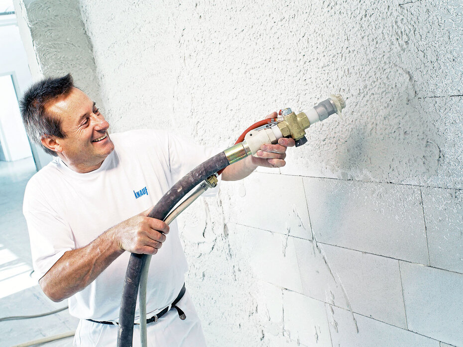 Arbeitsschritte beim Verputzen einer Wand - Auftrag des Putzmörtels