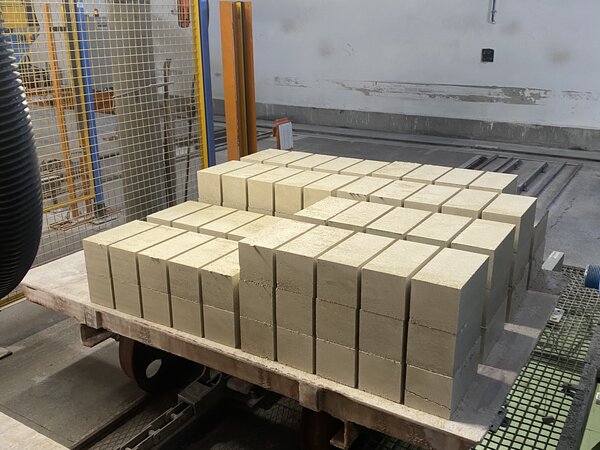 Kalksandstein-Rohlinge mit Betonbrechsand im Werksversuch