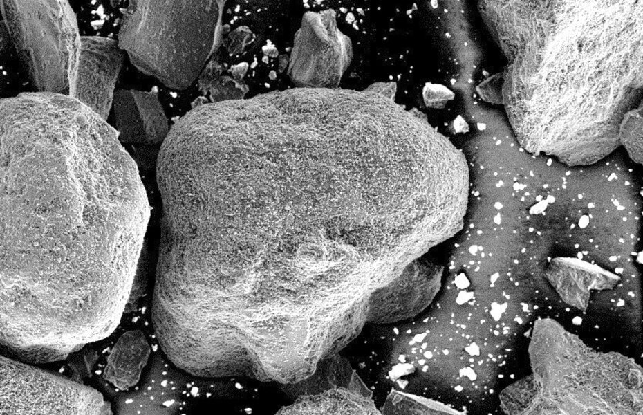 Rasterelektronenmikroskopische Aufnahme eines Sägeschlamms 