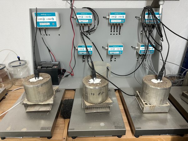 Messapparatur zur Bestimmung der Porosität von Kalksandstein-Rohlingen.