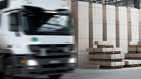 Transport von Kalksandstein im Kalksandsteinwerk