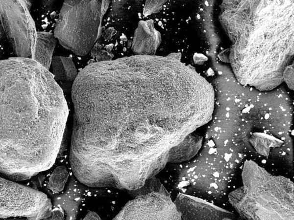 Rasterelektronenmikroskopische Aufnahme eines Sägeschlamms