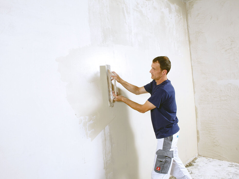 Arbeitsschritte beim Verputzen einer Wand - Glätten des Putzes