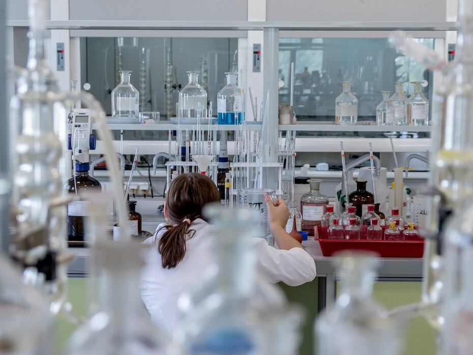 Ein Labor der Forschunsvereinigung Kalk-Sand e.V. mit zahlreichen Glasbehältern.